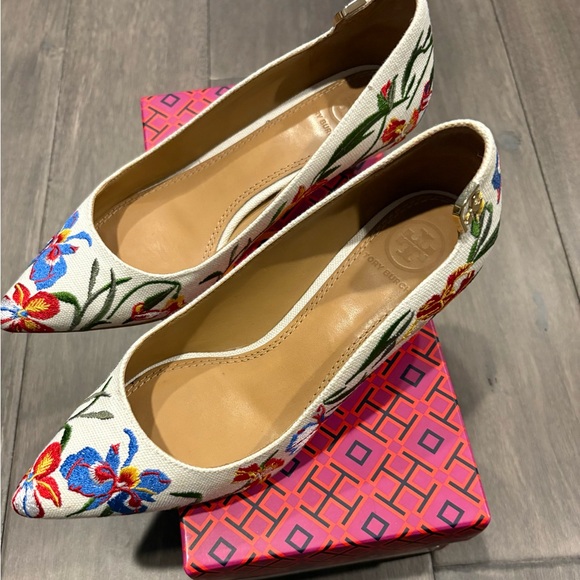 Tory Burch Cream Color Embroidered with Floral Print Kitten Heel Pumps~Like New! - Picture 4 of 12